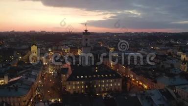 晚上在屋顶上空<strong>飞</strong>行。 古老的欧洲城市。 乌克兰利沃